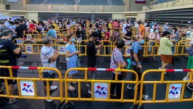 Las muertes por COVID-19 descienden un 95%, pero aún hubo 14.000 muertos en un mes