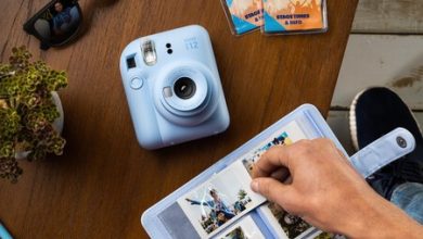 Instax mini 12 llega a México: renovación de la pequeña cámara instantánea con exposición y flash automáticos para tomar mejores fotos