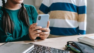 China no quiere que sus niños sean "adictos al internet": su solución es que pasen menos de dos horas al día en smartphones y tablets