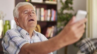Cursos gratis para que adultos mayores aprendan a usar TikTok, apps bancarias, Android y iOS: la alfabetización digital del IFT en México