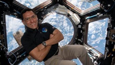 Tres astronautas llevan casi un año atrapados en el espacio: uno de ellos está a punto de romper un récord "no tan importante"