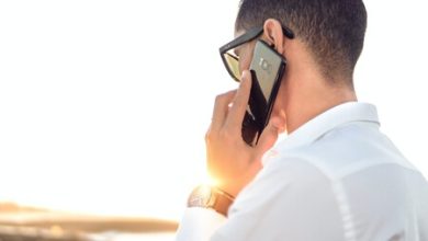 Llaman al banco, "imitan" la voz de clientes y ordenan transferencias: así usan la IA para estafar gente replicando su voz, según NYT