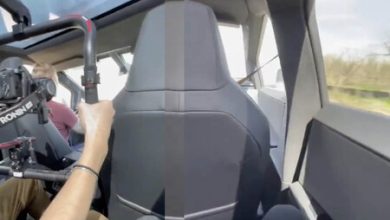 Por fin conocemos un poco del interior y lo que hay debajo del capó de la Cybertruck: parece ser que habrá una pantalla para la segunda fila