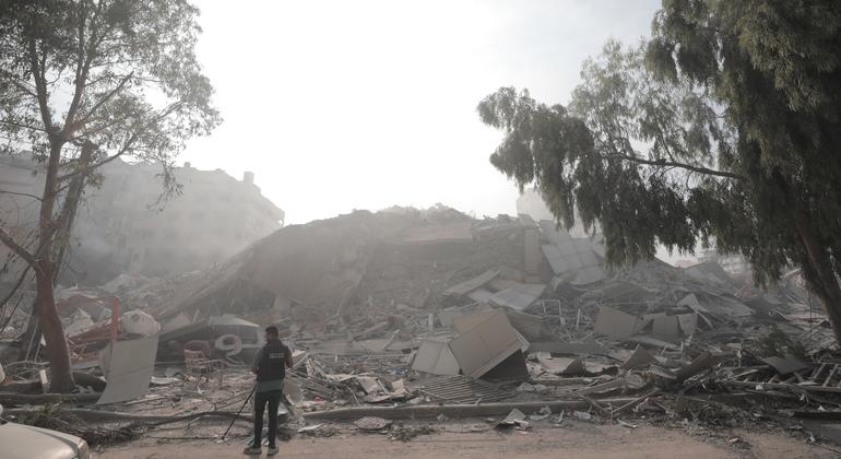 Al menos 200.000 personas se han visto obligadas a desplazarse en Gaza