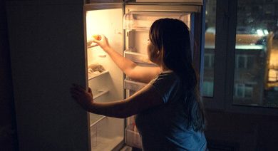 Comer a altas horas de la madrugada es una mala idea, ahora la ciencia sabe por qué