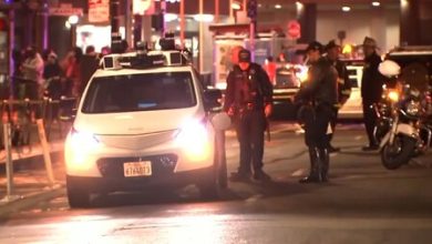Después de que un auto atropelló a una mujer, un taxi autónomo le pasó por la pierna y se quedó parado sobre ella