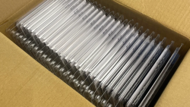 Compra una tarjeta RAM en Amazon y recibe por error una caja con 50 unidades, esta es su reacción