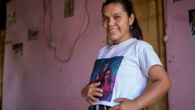 En medio de las inundaciones en Perú, las comadronas van de puerta en puerta y atienden a miles de personas