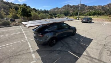 Alguien puso en su Tesla un techo de paneles solares para cargar "hasta 100 km". No es buena idea