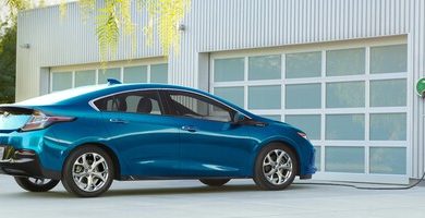 El camino son los autos híbridos, le dicen los concesionario a GM; pero la automotriz prefiere enfocarse en vehículos eléctricos