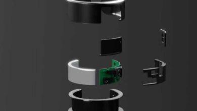 Este anillo no solo es gigante y vistoso, incluye un micrófono para que le susurremos de forma "discreta" a otra IA que sí quiera escucharnos