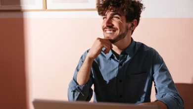 JBL le puso una pantalla al estuche de sus audífonos con un único objetivo: que uses menos el celular