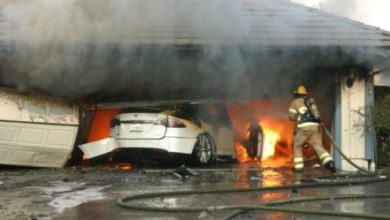 Un Tesla Model Y incendiado confirmó la sospecha: apagarlo toma 36 veces más agua que apagar un auto de gasolina
