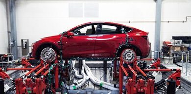 Sabotearon una fábrica de Tesla de la manera más burda: quemando un poste de luz; Musk les llama "eco-terroristas"